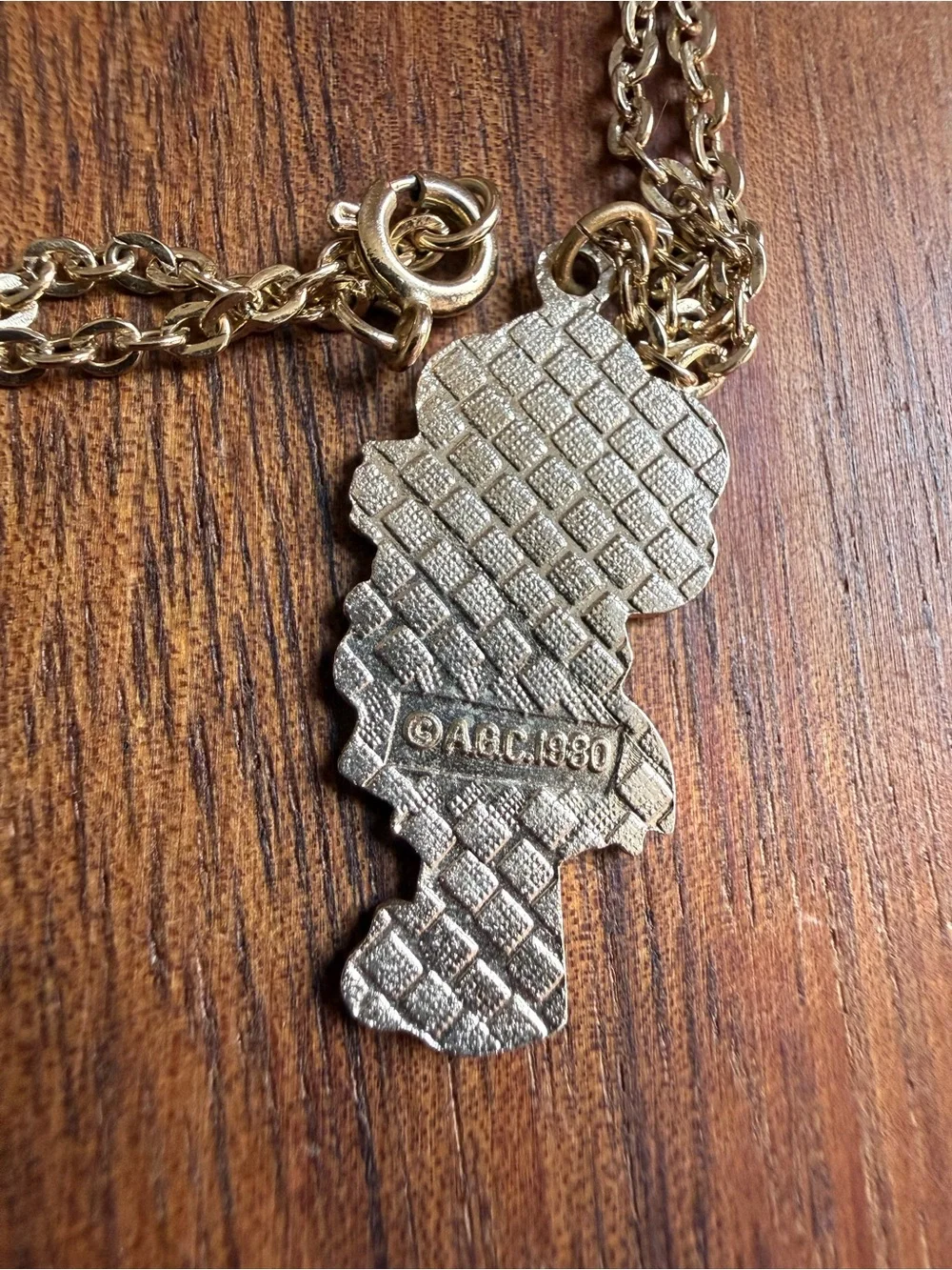 VTG 1980 Gold-Tone Strawberry Shortcake Girl Pendant Necklace in Red and White - Picture 4 of 4